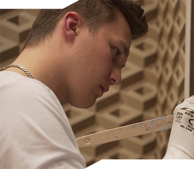 Marcus Hansen målar en väggyta